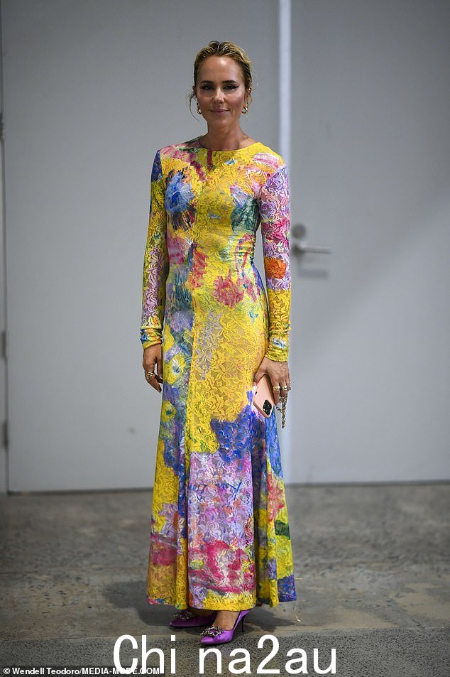 Pip Edwards 穿着一件碎花长裙,展示了她健美的身材