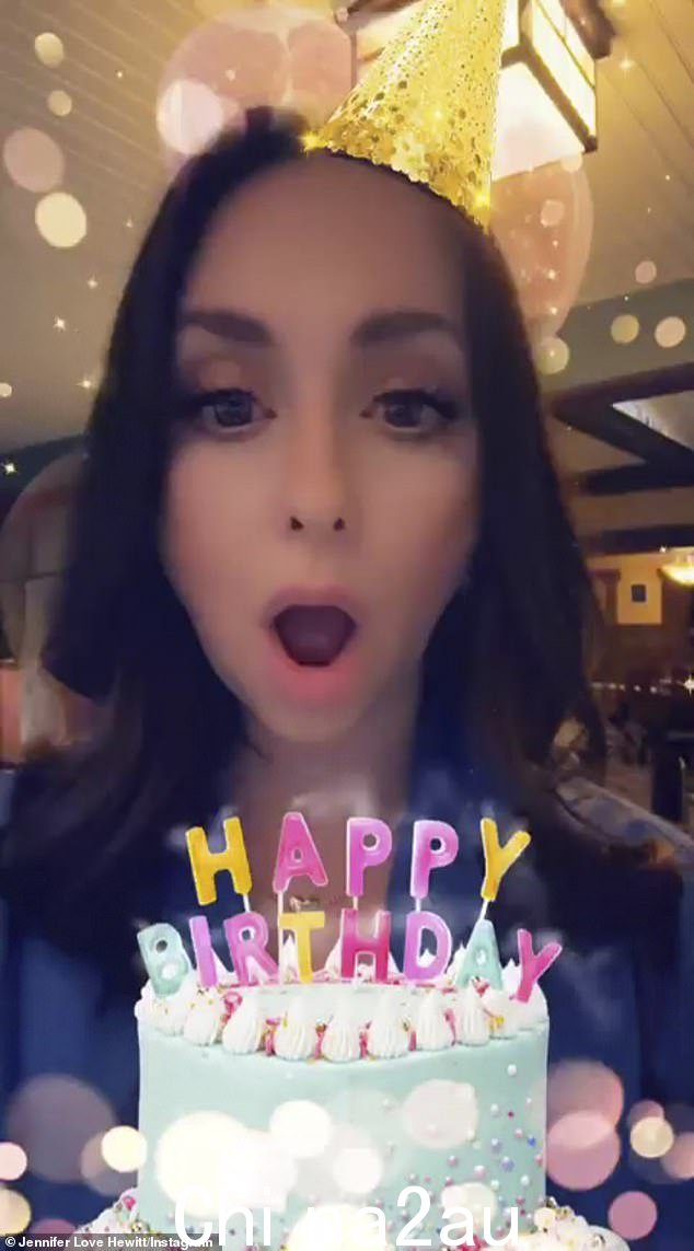 搞笑:尽管蛋糕吃得很饱,她开玩笑说唯一能让她感觉好一点的是香槟