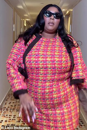 格拉茨即:“我在米兰,”Lizzo 说,一边凝视着镜头,一边有态度地拨开她闪亮的头发。 'Grazie, b**ch'
