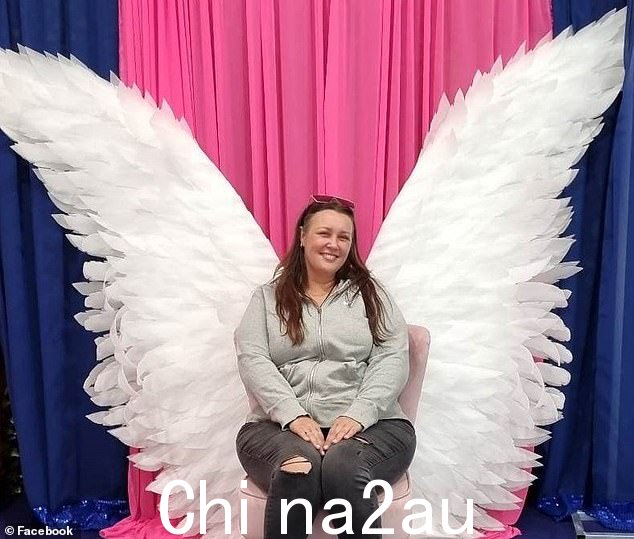 Holli Ann Deacon,39 岁(如图)在新南威尔士州南海岸的 Narooma 附近,当她的丰田凯美瑞与一辆奥迪和一辆大众汽车发生恐怖的三辆汽车撞车事故时,当场死亡