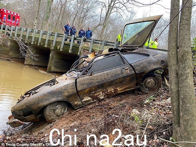 学生Kyle Clinkscales的车,他在四十多年前就失踪了