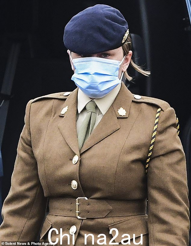 这名 24 岁的女子还被指控反复推和“戳”她的上校当他们一起排队等候食物时,联盟的乳房