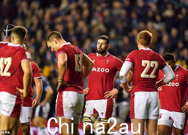 周六的比赛是否会继续进行尚不清楚,威尔士球星威胁罢工