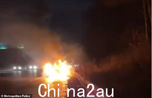 这对夫妇驾驶的汽车发生故障并起火,正如警方在搜索中发布的这张照片所示