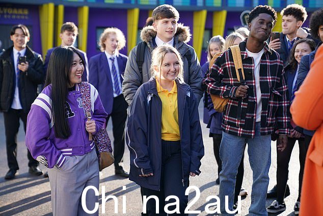 抗议:后来在学校操场上,Goldie 与 Hunter 和 Mercedes 一起举行抗议,要求 Sally 恢复工作