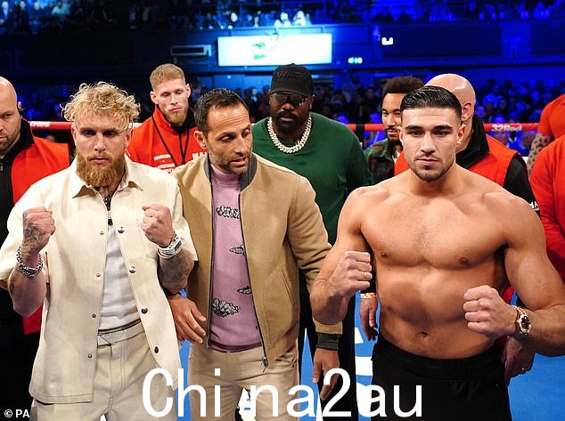 Paul(左)和 Tommy Fury(右)终于在 2 月 26 日在沙特阿拉伯正面交锋