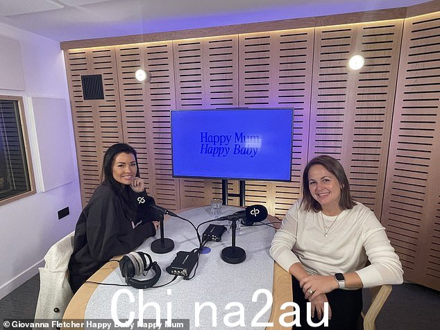 播出:在她的播客中与 Giovanna Fletcher(右)交谈,Happy Mum Happy Baby,Jess(左)权衡了她的期望并适应成为新妈妈