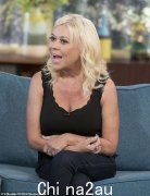 蒂娜·马龙 (Tina Malone) 承认她为年满 60 岁而感到“自豪”，并滔滔不绝地说自己“看起来像 40 岁”