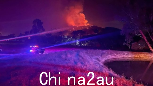 一场草火在墨尔本北部迅速蔓延,紧急服务部门竞相控制它。