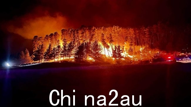 墨尔本北部的草火正在迅速蔓延,紧急服务人员争先恐后地控制它。