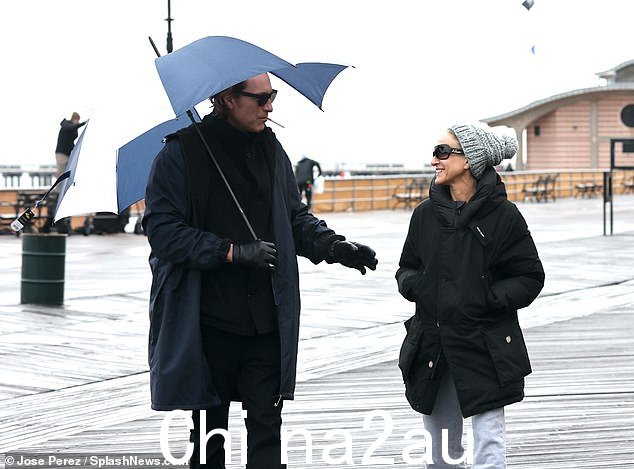 之前:一对当他们到达排练他们的场景时,也看到他们穿着休闲装,SJP 穿着一件带衬垫的黑色夹克和慢跑裤,搭配高跟靴