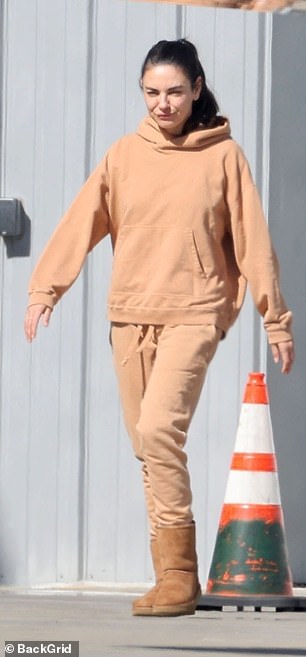 Style: Mila 穿着赤土色运动服和 Ugg 靴子,同时梳着马尾辫不化妆