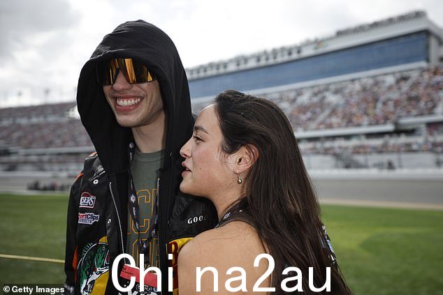 Funny guy: The Generation star, who graduated from Harvard University magna cum laude, 在向她的男人耳语一些看似有趣的话之前,向她的男人投来了一个崇拜的目光