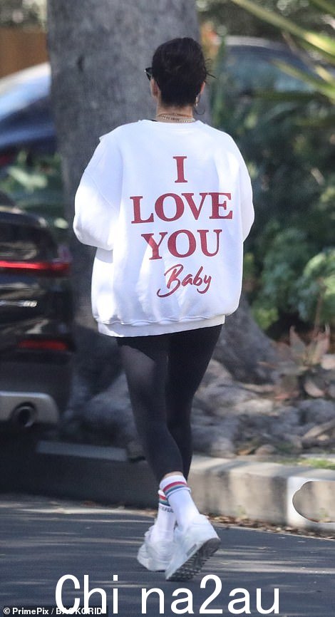 Cozy:后来,她穿上了一件白色运动衫,背面用红色字母写着:'I love you baby'