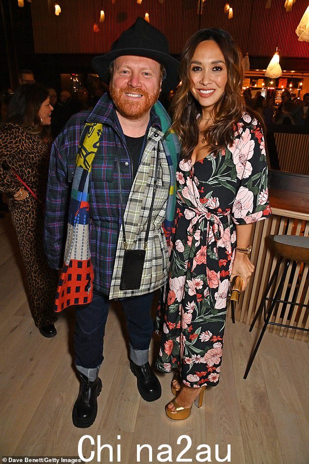 摆个姿势:前 Hear'Say 明星与 49 岁的喜剧演员 Keith Lemon 合影,他穿着大胆的服装从人群中脱颖而出