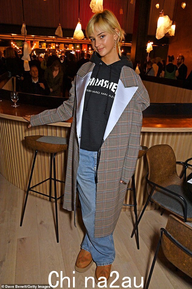 外出走动:这位模特,20 岁,是罗密欧·贝克汉姆 (Romeo Beckham) 的模特女朋友,星期二在伦敦参加大卫霍克尼:更大更近(而不是更小更远)艺术展