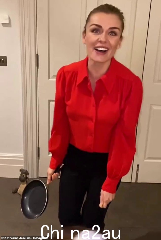 不幸的是:42 岁的凯瑟琳·詹金斯 (Katherine Jenkins) 上了 Insta gram 分享了一段她在忏悔星期二试图翻煎饼时犯了一个有趣的错误的片段