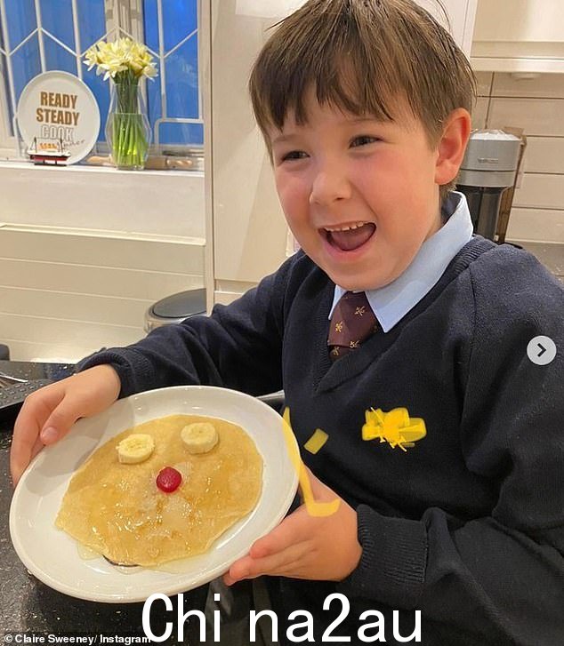 Heartwarming:克莱尔·斯威尼 (Claire Sweeney) 分享了她儿子 Jaxon 和煎饼的温馨照片,并写道:“周二煎饼配蜂蜜、香蕉和维生素用于鼻子 ¿¿”