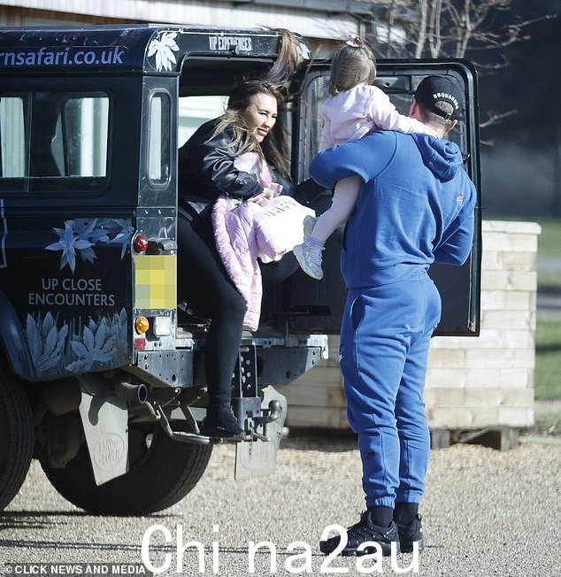 休闲风格:Lauren 以直发的方式将她的深色头发设计得松松垮垮,并用全覆盖的彩妆盘突出了她引人注目的特征