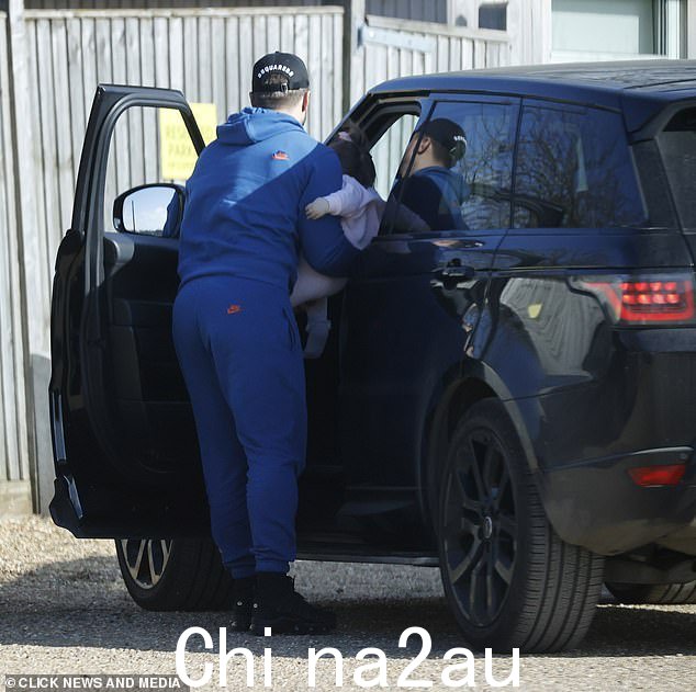 出发:有人看到 Charles 在 safari 的第二天把他的女儿 Larose 放在车里