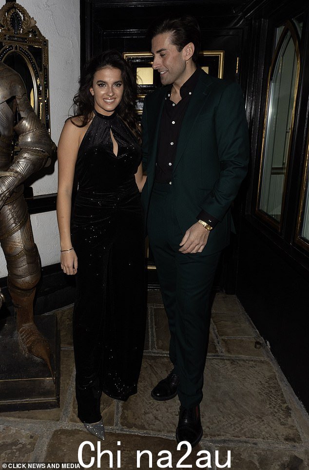 这位前 TOWIE 明星告诉 MailOnline,他与女友 Stella Turian 的爱情生活有所改善,因为在经历了多年与身体自信的斗争(2022 年 12 月)后,他再次相信自己