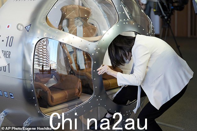 它可以容纳两名乘客,并通过其鼓形机舱前后的窗户提供下方地球或上方空间的全景
