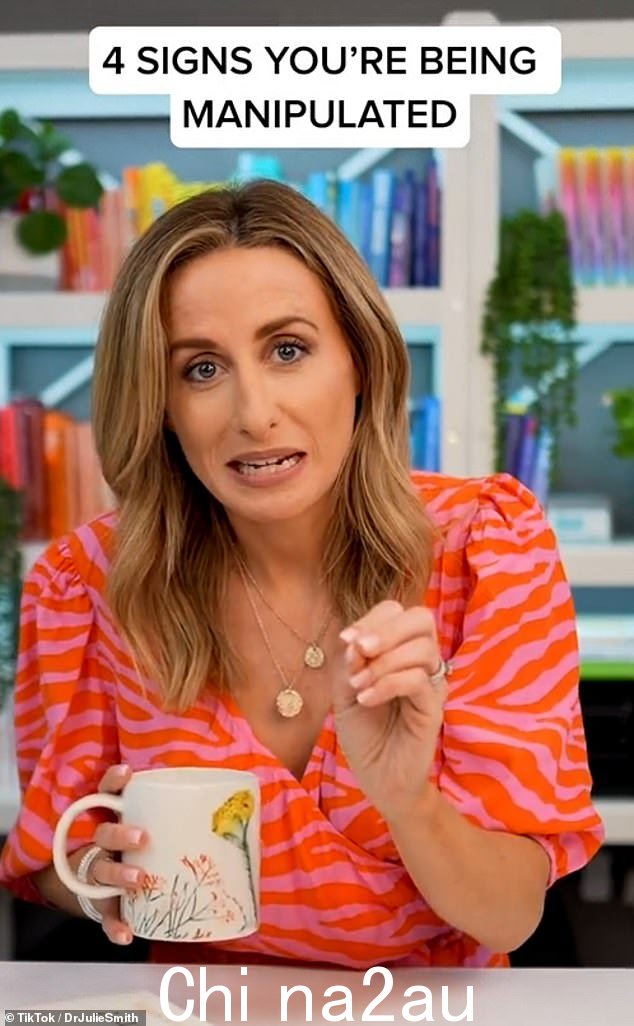 Julie Smith 博士(如图)是一名临床心理学家,在汉普郡拥有一家私人诊所。她在 TikTok 上拥有超过 420 万粉丝