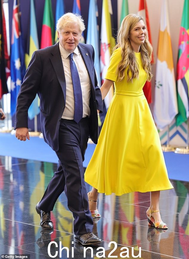 Boris Johnson 与妻子 Carrie Johnson 的合影,穿着价值 795 英镑的 Claire Mischevani 连衣裙