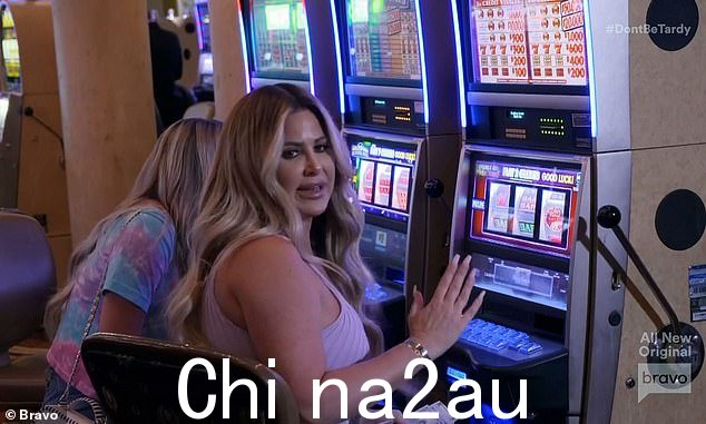 顺其自然:不到三年前,Kim Zolciak 的豪赌习惯被记载在她曾经的 Bravo 系列剧《别迟到》的一集中,有消息称这位 44 岁的真人秀明星, 由于她的豪宅被取消抵押品赎回权而陷入财务困境