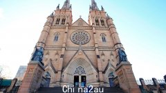 悉尼以西的多车相撞导致高速公路关闭，八人住院