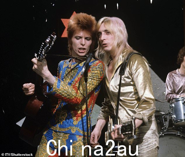 在现实生活中:David 在 1972 年与 Mick Ronson 一起登台时穿着连身套装