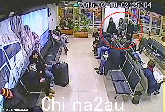 在伊斯坦布尔公交车站和她的朋友 Amira Abase 和 Kadiza Sultana 谈恋爱