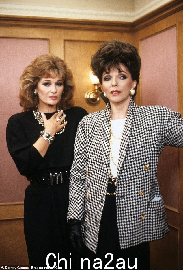 旧时代:Beacham(左),作为 1980 年代王朝系列中的 Sable Colby,与前联合主演 Dame Joan Collins