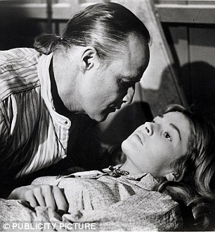 Staphanie Beacham 和马龙白兰度在 1971 年的电影《夜来者》中