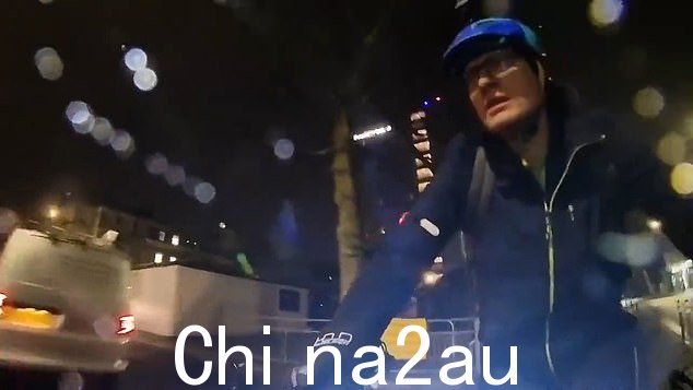 然后拍到这辆货车从 Vine 先生身边经过——倒车摄像头拍摄的镜头显示它的指示器正在工作
