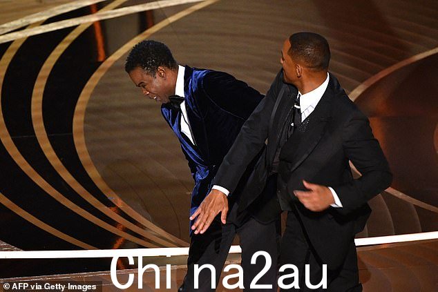 历史时刻:这位 54 岁的演员扇了 58 岁的 Rock 耳光,当时他拿 Smith 的妻子 Jada Pinkett Smith 的光头开玩笑(如图)