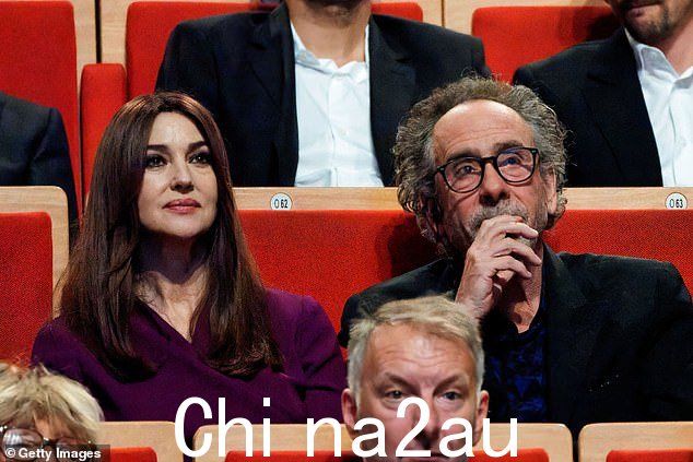 越来越近:莫妮卡和蒂姆坐在一起在颁奖典礼上