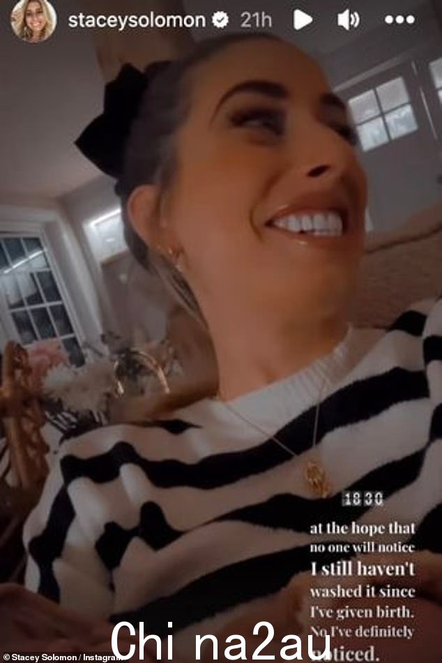 笑声:Stacey 说她在头发上打了一个蝴蝶结,希望没有人会注意到她自从分娩后就没有洗过头发,Joe 插话,在背景中开玩笑说:“不,我肯定注意到了” ,他说,然后她笑了起来,然后告诉他:“闭嘴!”在她的头发上打个蝴蝶结,希望没有人会注意到她自从分娩后就没有洗过头发,乔插话,在背景中开玩笑说:“不,我肯定注意到了”,他说,她笑着说他:“闭嘴!”</p><p class=
