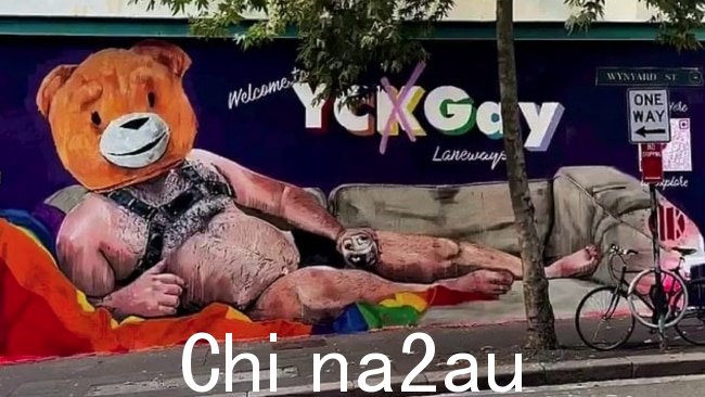 这幅壁画引发争议数日,数以千计的当地人呼吁拆除这幅壁画。图片: Twitter/@aqualec