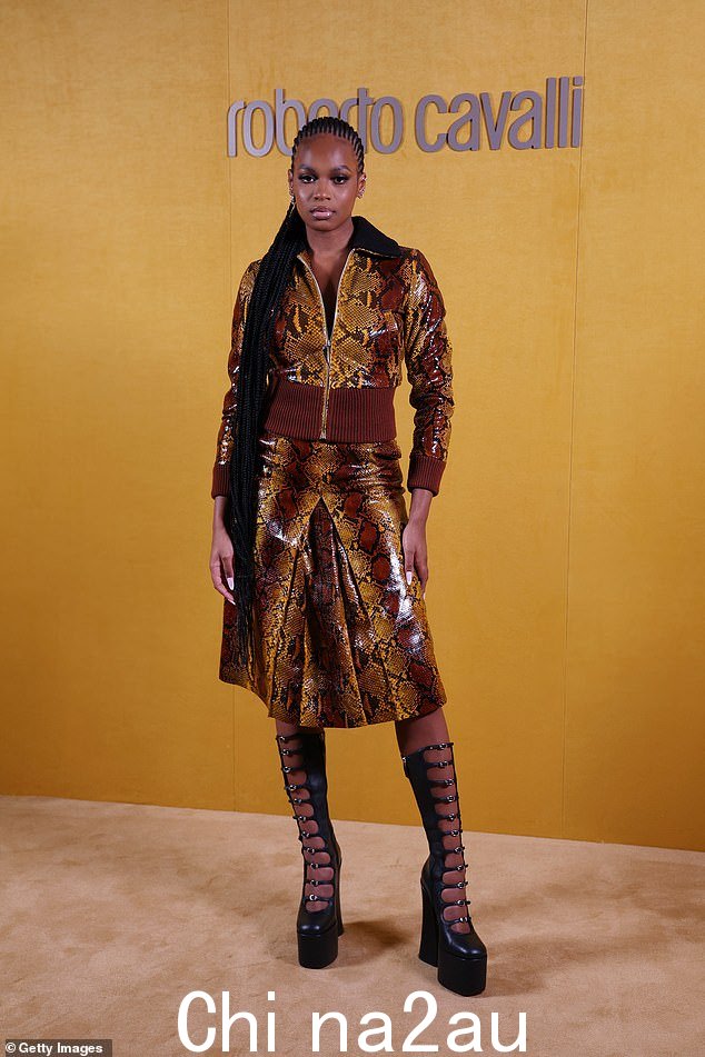 惊艳:Didi Stone 身穿棕色鳄鱼皮中长裙,搭配 quirky heeled boots
