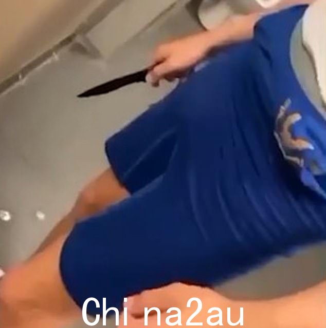 这名少年问其他学生谁偷了他的棒棒糖袋,其中一名学生在他的手机上记录了对抗