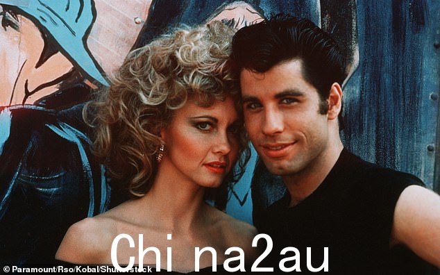 心爱的演员和歌手在 1978 年与约翰·特拉沃尔塔 (John Travolta) 一起出演音乐电影《油脂》(如图)时一举成名
