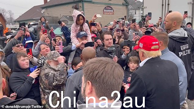 成百上千的人在街道两旁挥舞着 MAGA 旗帜并高呼'不再乔'迎接特朗普在他的翻新特朗普一号喷气式飞机降落在社区后