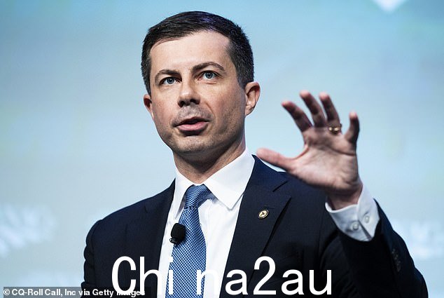 交通部长皮特·布蒂吉格周二表示,特朗普的俄亥俄之行只是一次拍照,并保证他还将访问东巴勒斯坦,因为他还没有去社区,遭到强烈反对