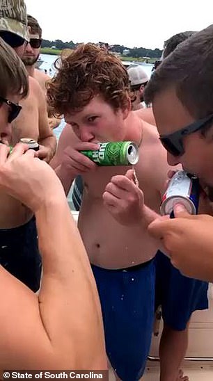 保罗,未成年人,和他的朋友们喝啤酒