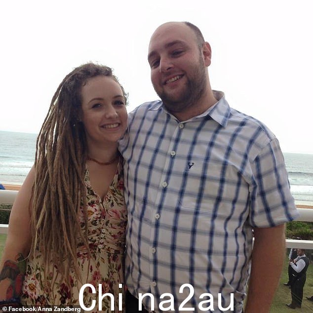 Anna Zandberg(左)为她的兄弟 Tom Riley 和他的妻子 Lani 辩护,称他们是'令人难以置信的父母'