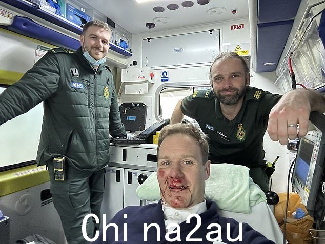 沃克在推特上发了一张他们在救护车内的照片之前感谢了两名救治他的医护人员。他说他被打晕了 20 分钟