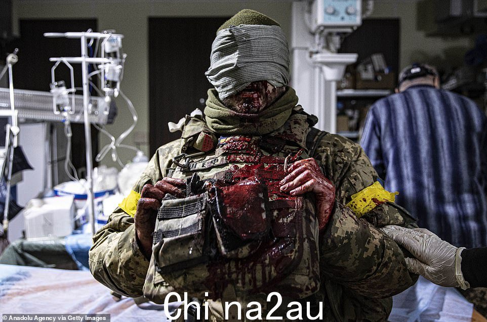 一名重伤的乌克兰士兵于12月5日在巴赫穆特的一家医院等待接受治疗