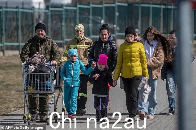 当批评柏林向基辅提供援助和总统沃洛德米尔·泽连斯基时,一位德国官员质疑英国接收了多少乌克兰难民。图:在波兰边境看到难民2022 年 3 月 27 日,数百万人逃离乌克兰