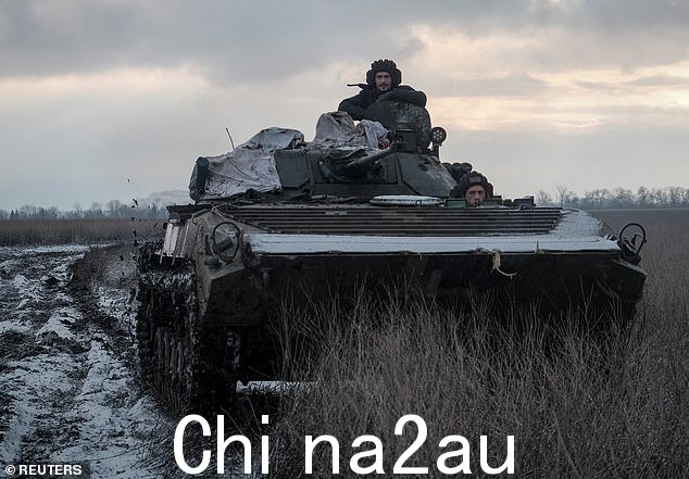 2023 年 2 月 22 日,乌克兰服役人员乘坐 BMP-1 步兵战车,俄罗斯继续对乌克兰发动进攻,靠近乌克兰前线城镇 Vuhledar